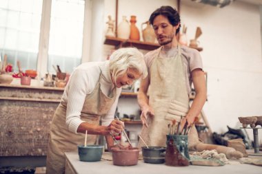 Mutlu olumlu adam atölyede yaptığı iş zevk