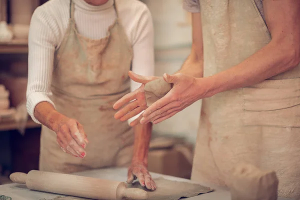 Zbliżenie męskich rąk z kawałkiem gliny — Zdjęcie stockowe