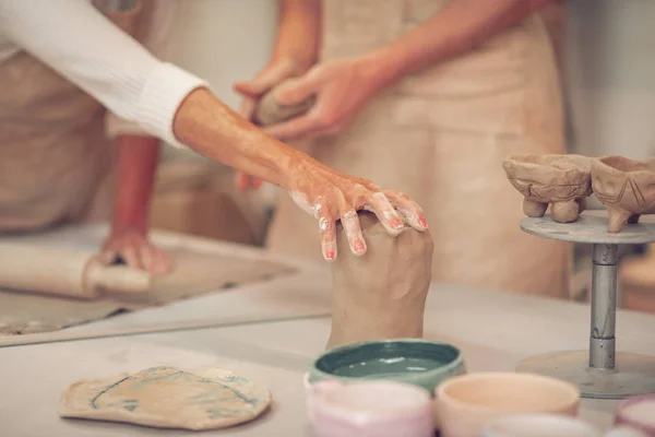Крупный план женской руки касающейся глины — стоковое фото