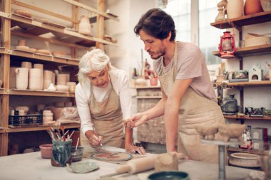 Güzel yetenekli genç adam efendisi yardım