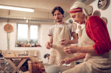 Güzel sakallı adam seramik jigger bakıyor