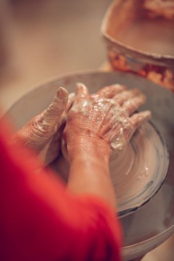 İş sırasında kadın ellerinin üst görünümü