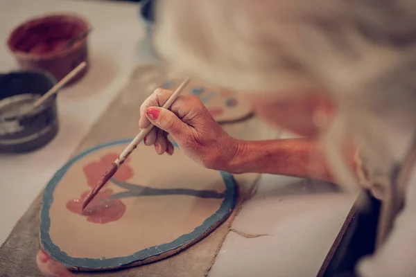 Primer plano de una flor que se está pintando —  Fotos de Stock