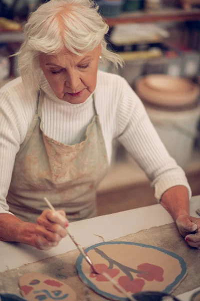 Νίκαια δημιουργική ηλικιωμένη γυναίκα κάνοντας πινελιές — Φωτογραφία Αρχείου