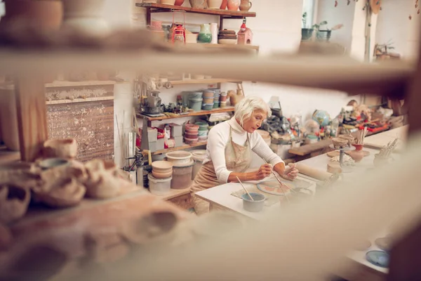 Mujer seria y anciana que trabaja en su taller —  Fotos de Stock