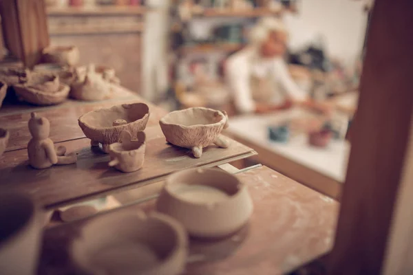 Primer plano de cuencos de arcilla de pie en el estante — Foto de Stock