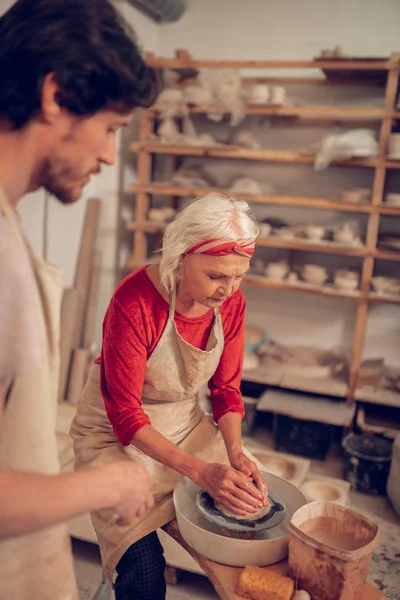 Mujer de edad bien parecido estar involucrado en el trabajo —  Fotos de Stock