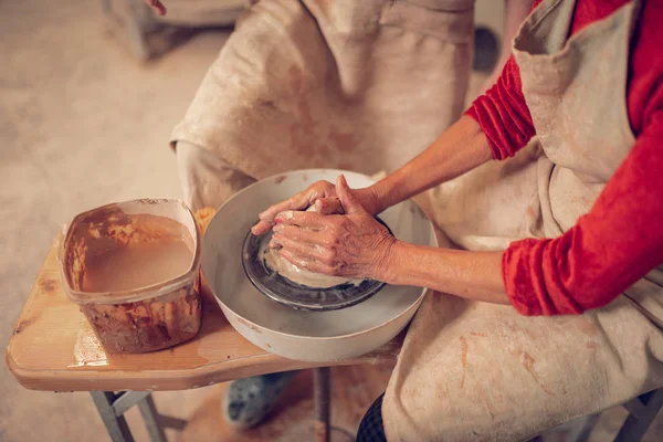 粘土で女性の手のトップビュー — ストック写真