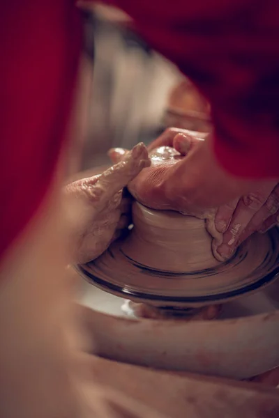 粘土から鍋を作る素敵な快適な人々 — ストック写真