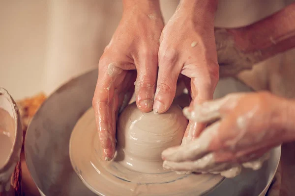 Gros plan des mains féminines touchant la roue de poterie — Photo