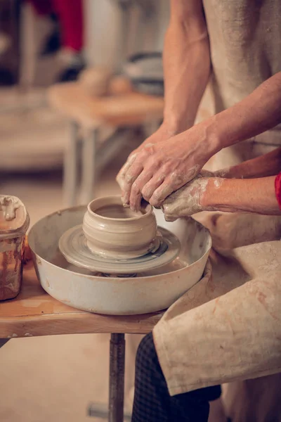 陶器の車輪の上で作られている粘土鍋 — ストック写真