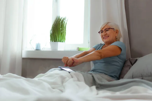 活跃老年女性睡后伸展手臂 — 图库照片