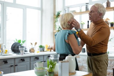 Sevgi dolu adam şefkatle büyüleyici zarif karısı yüzüne dokunmadan.