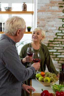 Yetenekli yaşlanma beyaz saçlı sakallı eş bir akşam yemeği pişirme çekici