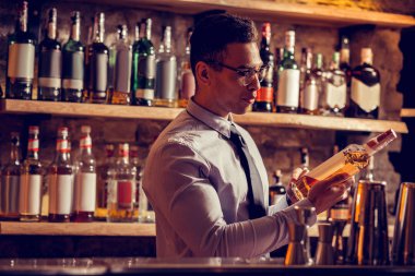 Restoranında viski şişesine kravat takan işadamı