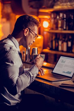 Freelancer kahve içme ve onun restoranda oturan çalışma