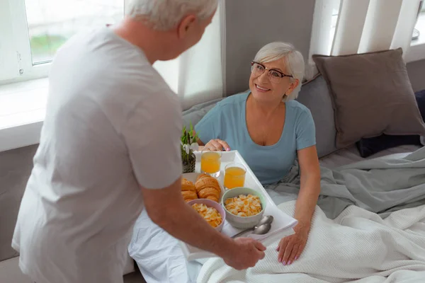 Radiante señora cayendo agradecido a marido que proporciona con el desayuno —  Fotos de Stock