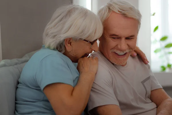 Face närbild porträtt av par ömt omfamna varandra — Stockfoto