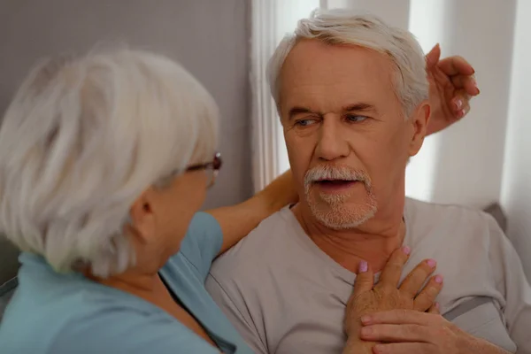 Hombre cariñoso mirando a su esposa cara y abrazándola — Foto de Stock