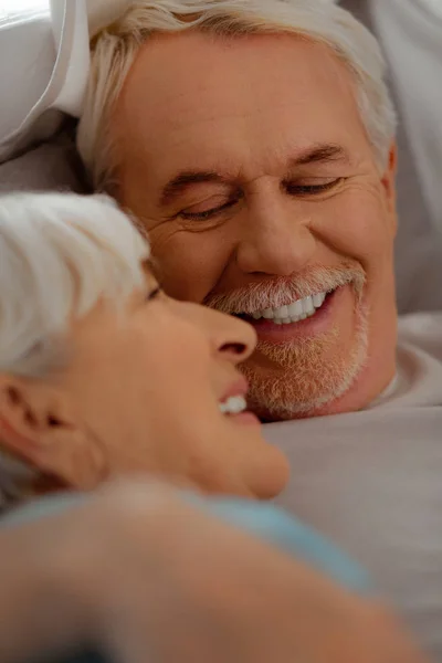 Cara-retrato de hombre vigoroso de pelo blanco mirando a la hermosa esposa de pelo plateado — Foto de Stock