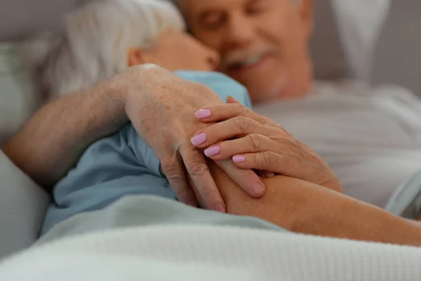 Primer plano de la pareja anciana amorosa atractiva y atractiva que se toma de la mano — Foto de Stock