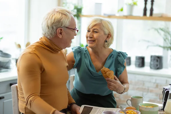 Beaming cônjuges amorosos tendo saboroso café da manhã e conversa — Fotografia de Stock