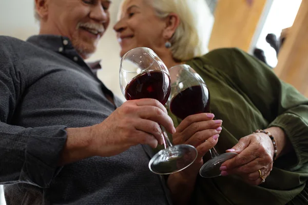 Крупный план супружеской пары, держащей бокалы вина — стоковое фото
