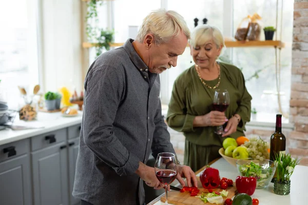 Allegro attraente energico anziani maschi verdure da taglio per la cena — Foto Stock