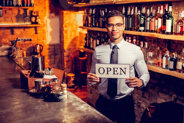 Joven hombre de negocios moreno abriendo su propio bar —  Fotos de Stock