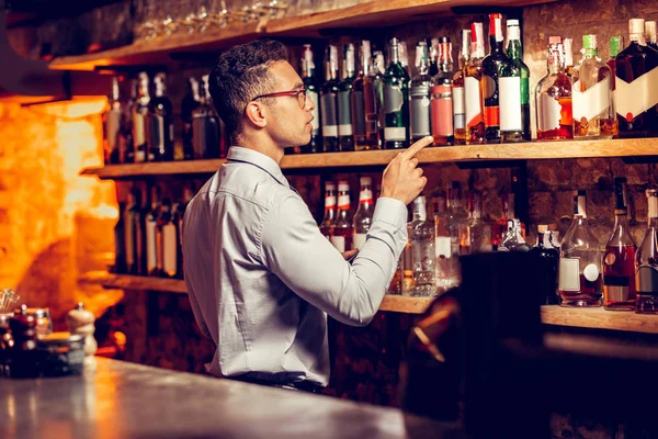 Mann steht in der Nähe eines Imbisses und bestellt Alkohol für Restaurant — Stockfoto