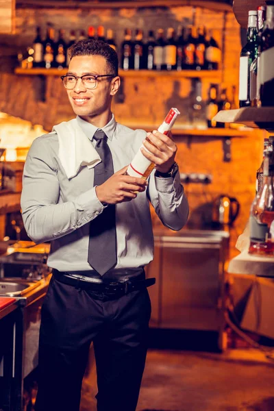 Elegancki biznesmen noszący koszulę i krawat uśmiechnięty stojący w jego barze — Zdjęcie stockowe