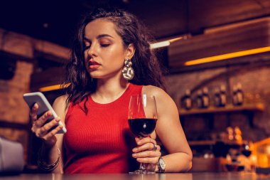 Erkek arkadaşından mesaj okuyan koyu saçlı güzel kadın