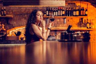 Kız arkadaşı onu adam bekliyor ve şarap içme