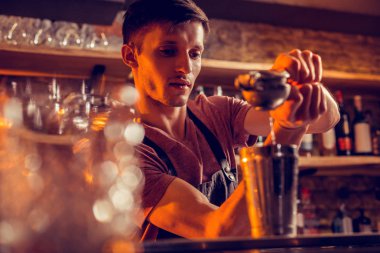 Koyu saçlı barmen shaker içine limon suyu sıkma