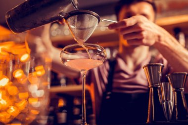 Barmen elek kullanırken cama suyu döküyor