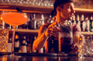 Koyu saçlı barmen kokteyl yapma gece vardiyası olan