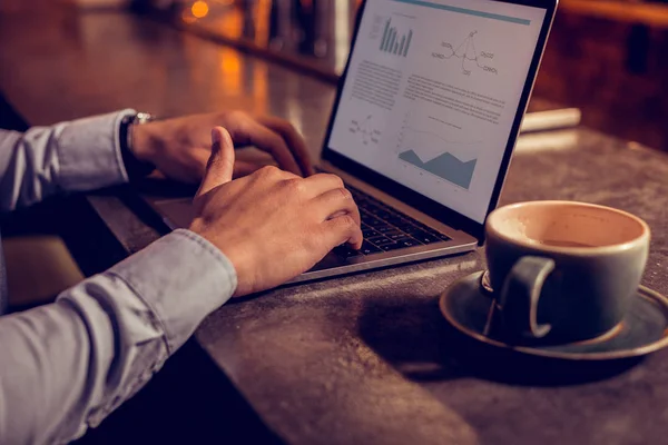 Freelancer werkt op laptop na het drinken van koffie — Stockfoto