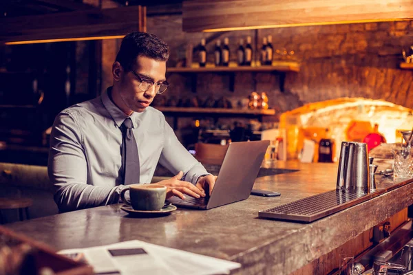 Freelancer ül az ő éttermében, és dolgozik a laptop — Stock Fotó