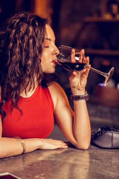 Novia bebiendo vino sola mientras espera a su hombre — Foto de Stock