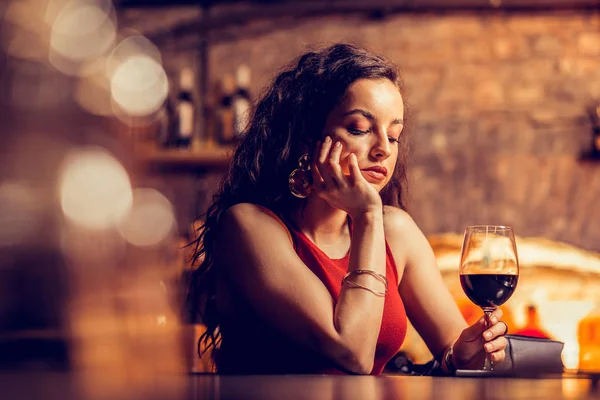 Vrouw voelt zich verdrietig en eenzaam wachten op vriendje — Stockfoto