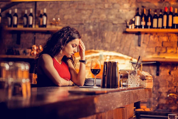 Mulher com dor de cabeça enquanto espera o homem no bar — Fotografia de Stock