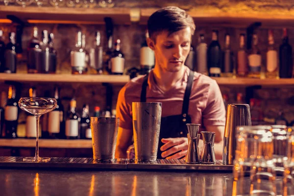 Tmavý černovlasý barman s jednotným koktejlem — Stock fotografie