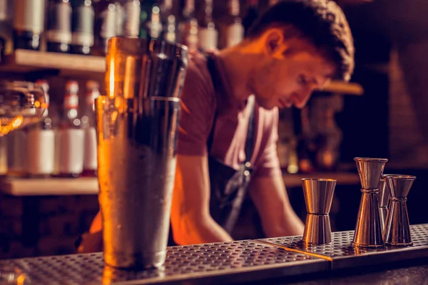 Mladý barman stojí u pultu a cítí se zaneprázdněn — Stock fotografie