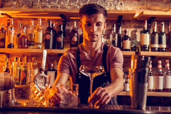 Barman si při práci v noci bere různé brýle na koktejly — Stock fotografie