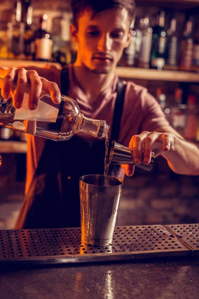 Barmann schüttet Wodka in Shaker, bevor er Cocktail macht — Stockfoto