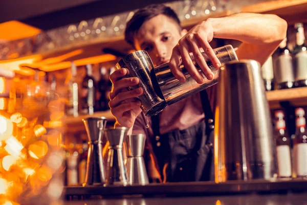 Barkeeper fühlt sich beschäftigt, während er Cocktail für Kunden macht — Stockfoto