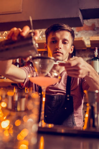 Barman na zástěře dělá koktejl s šťávou — Stock fotografie