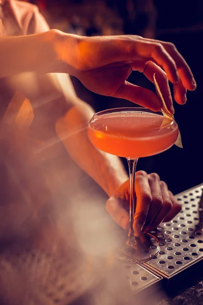 Nejlepší pohled na barmana dohotovit příjemný alkohol ovocný koktejl — Stock fotografie