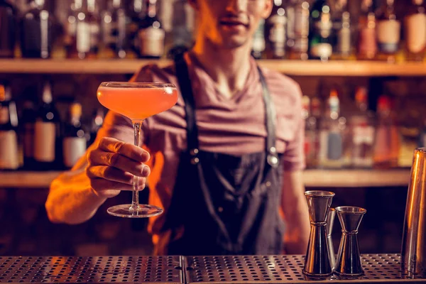 Barman vestindo avental mostrando bom coquetel de álcool — Fotografia de Stock