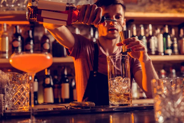 Barman ocupado fazendo coquetéis para clientes à noite — Fotografia de Stock